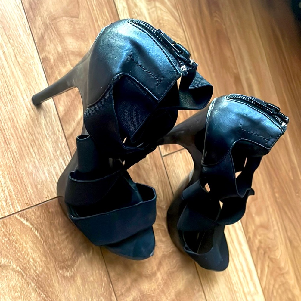 Black Aldo stretch fit pumps